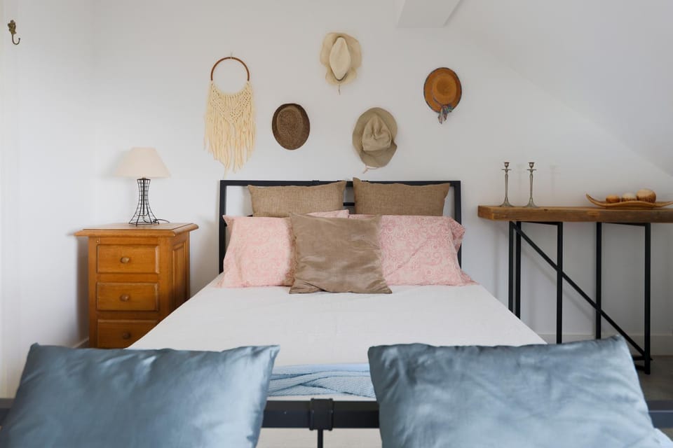 Bed, Living room