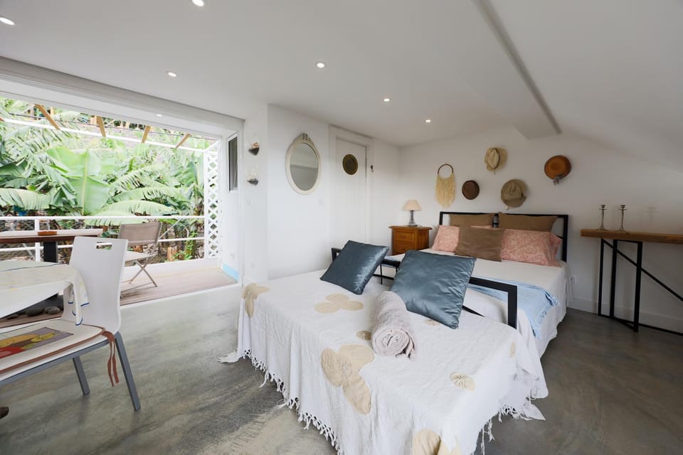 Bed, Living room, Photo of the whole room