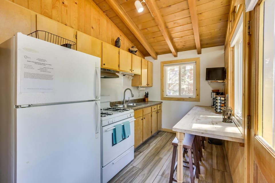 Pet-Friendly Big Bear Cabin, Near Hiking & Skiing! Cabin in Big Bear