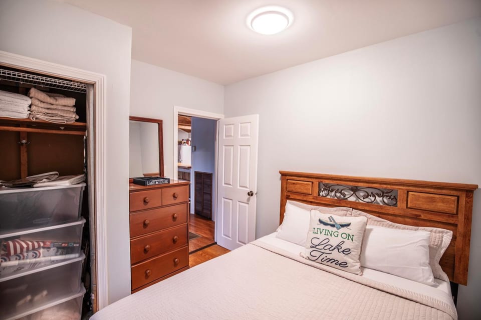 CedarHaus: Your Lakeside Retreat by Hills Pond House in Gilmanton