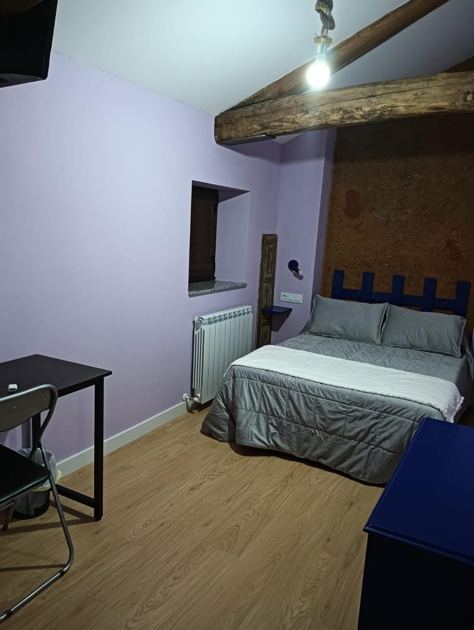 Bed, TV and multimedia, Photo of the whole room, Seating area, Bedroom