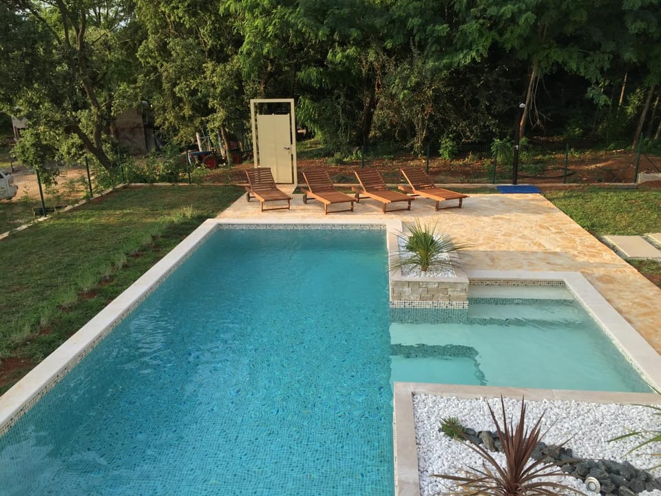 Neighbourhood, Natural landscape, Beach, Swimming pool, Swimming pool