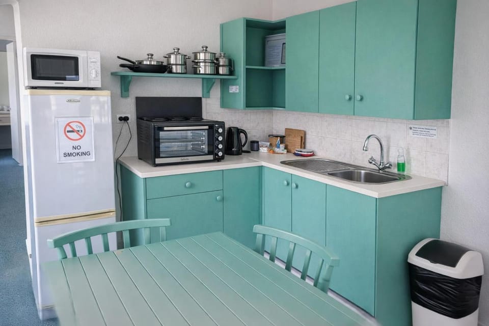 Coffee/tea facilities, Kitchen or kitchenette, oven, stove, toaster