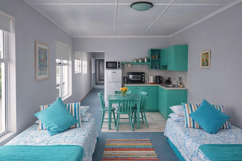 Kitchen or kitchenette, Photo of the whole room, Seating area, Bedroom, stove, toaster