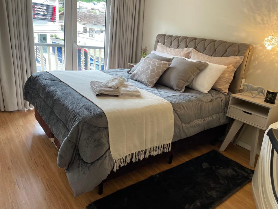 Apto todo climatizado a 5min da Vila Germânica, 3 quartos mais um quarto conjugado, berço e garagem Apartment in Blumenau