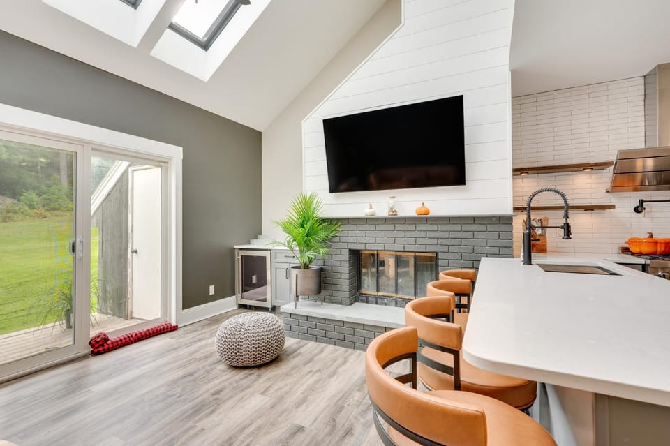 Mid-Century Tenney Mountain Condo Near Hiking House in Plymouth