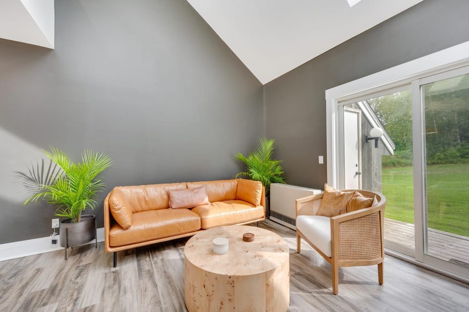 Mid-Century Tenney Mountain Condo Near Hiking House in Plymouth