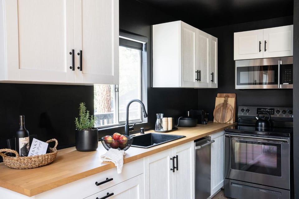 Coffee/tea facilities, Kitchen or kitchenette, dishwasher, oven, stove, toaster