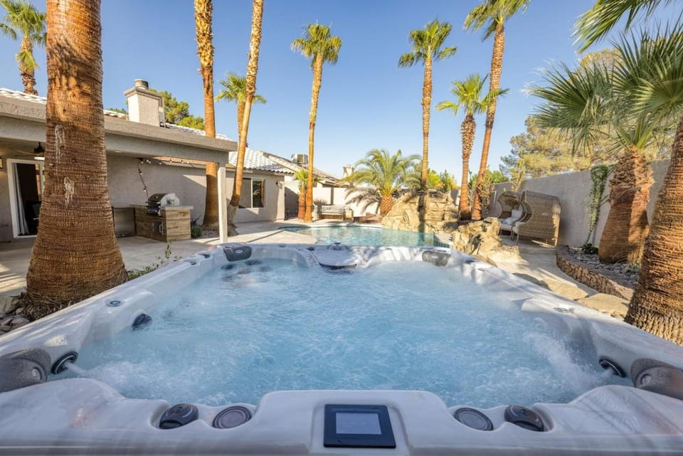Oasis In The Desert W Heated Pool Fully Renovated House in North Las Vegas