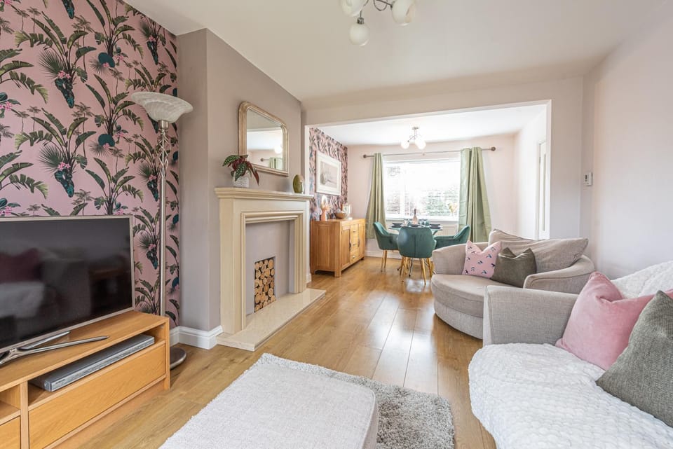 TV and multimedia, Living room, Seating area, Evening entertainment