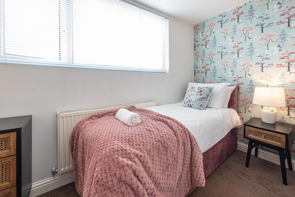 Bed, Bedroom, internet, towels