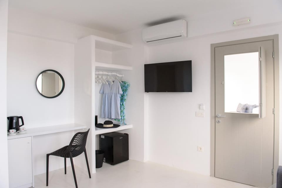 TV and multimedia, Photo of the whole room, hair dresser, air conditioner
