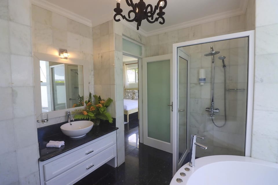 Shower, Toilet, Bathroom, Bath, towels