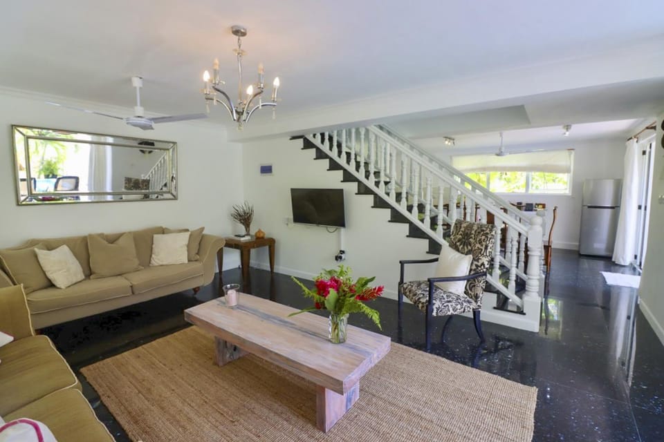 Communal lounge/ TV room, TV and multimedia, Living room, Seating area, Evening entertainment