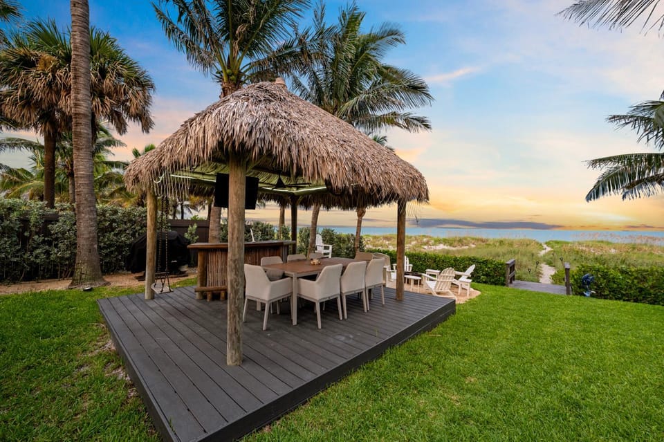 Patio, Dining area, Beach, Sea view