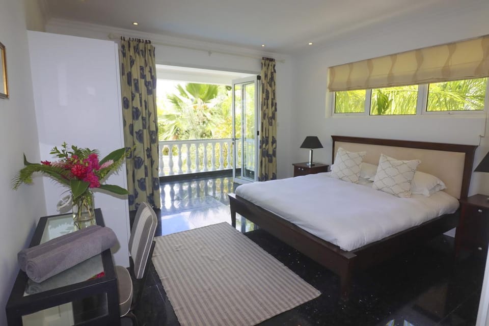 Bed, View (from property/room), Balcony/Terrace, Living room, Photo of the whole room, Seating area, Bedroom