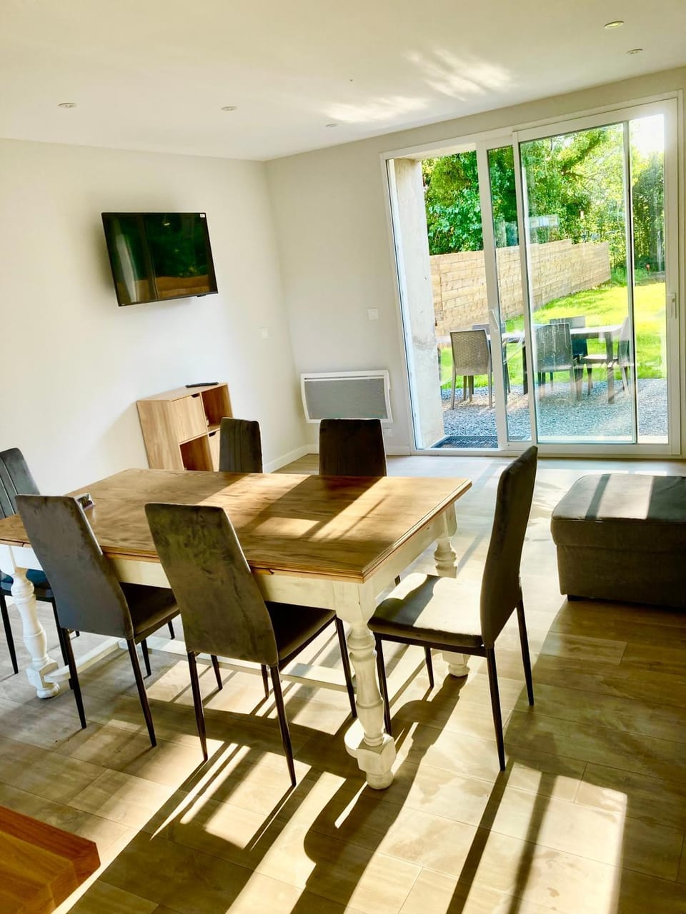 Communal lounge/ TV room, TV and multimedia, Living room, Dining area