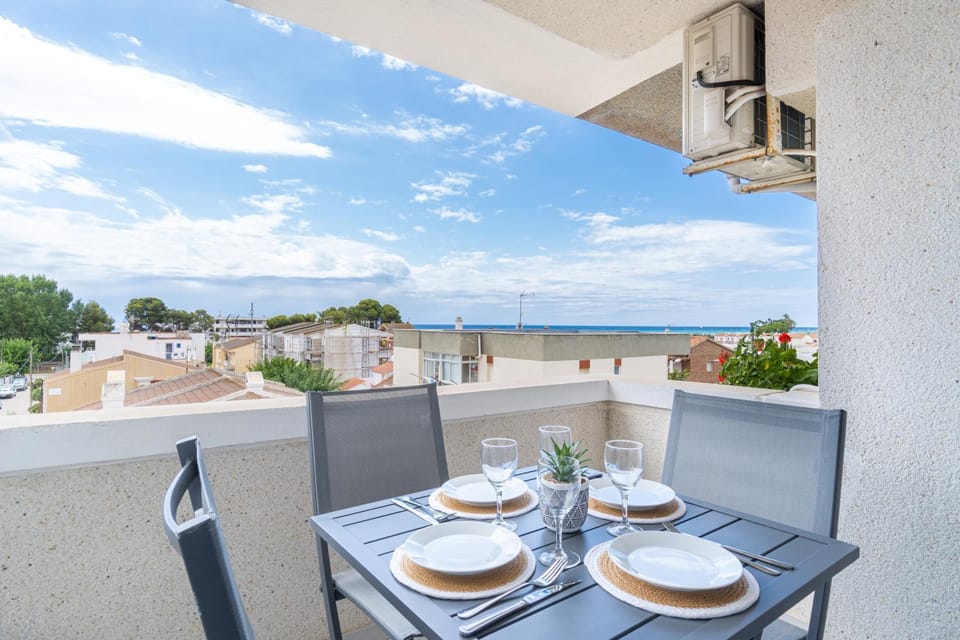 Penthouse - Sea Views & 5min to Beach - Fast WiFi - AC Apartment in Creixell