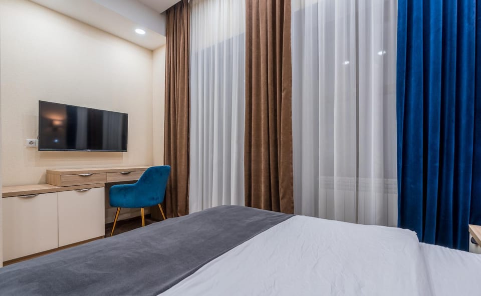 Bed, TV and multimedia, Photo of the whole room, Bedroom, hair dresser
