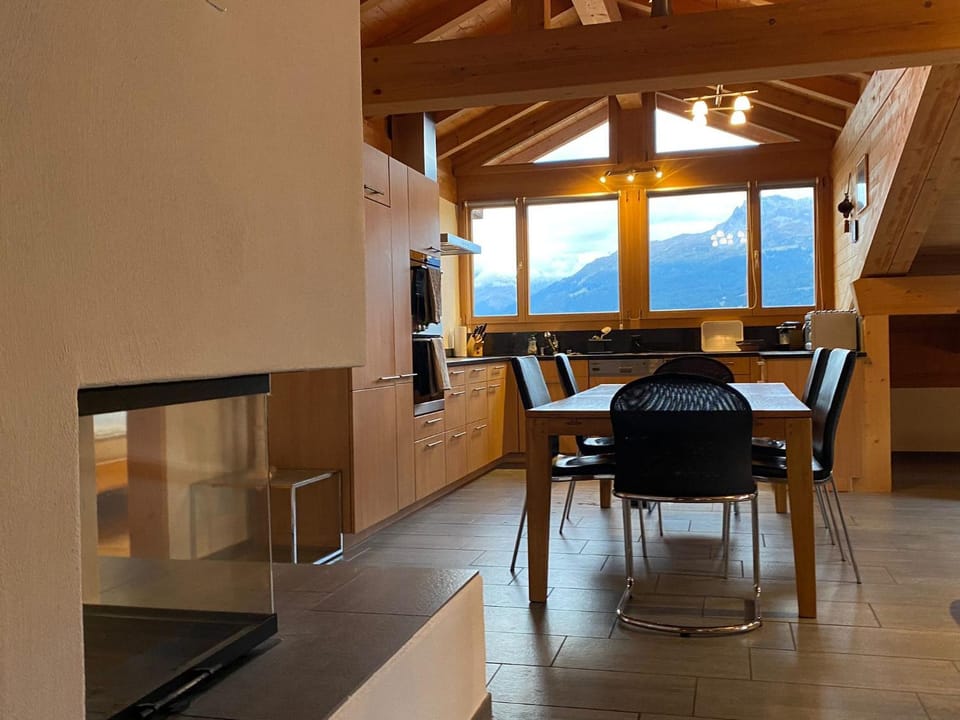 Kitchen or kitchenette, Dining area