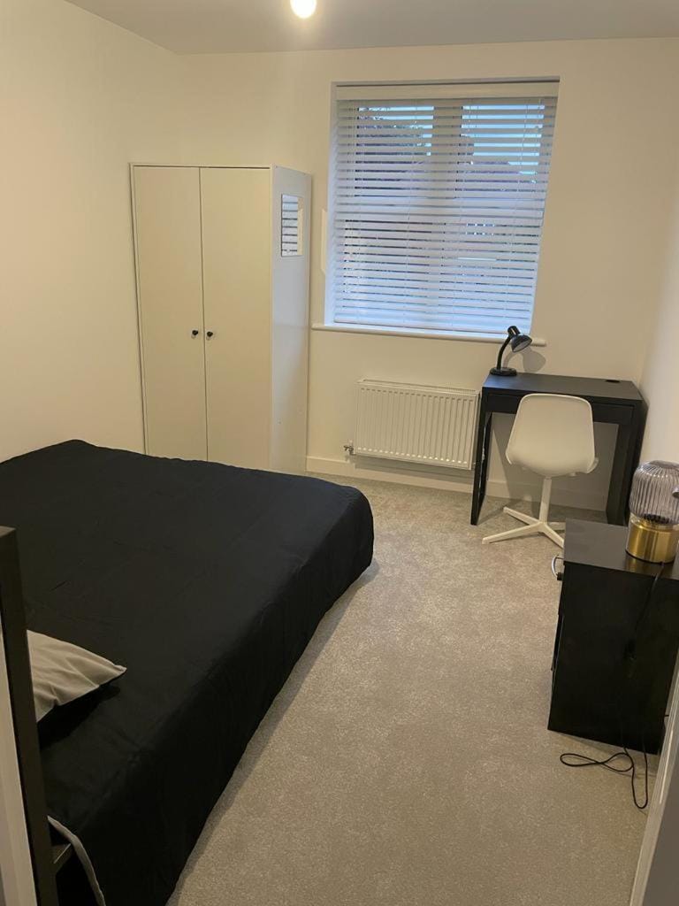 Central 2-Bedrooms Flat - Perfect for Nurses, Contractors, and Relocators - Sleeps 2 - Super Fast Speed Wi-Fi - Easy Parking Apartment in Huntingdonshire District