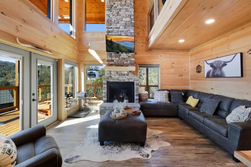 Big Bear Shack - Handicap Accessible & Dog Friendly House in Gatlinburg