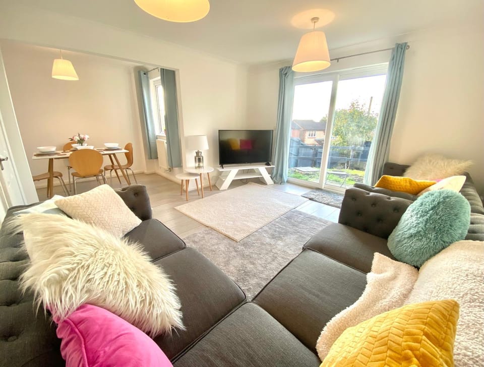Communal lounge/ TV room, TV and multimedia, Living room, Seating area, Evening entertainment