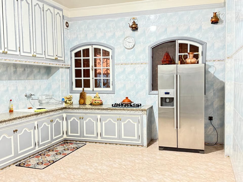 Kitchen or kitchenette, dishwasher, minibar, stove