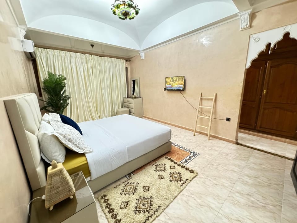 Bed, TV and multimedia, Bedroom, wardrobe, air conditioner