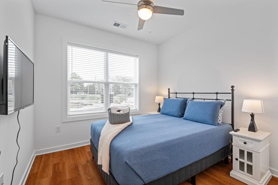 Bed, TV and multimedia, Photo of the whole room, Bedroom, fireplace