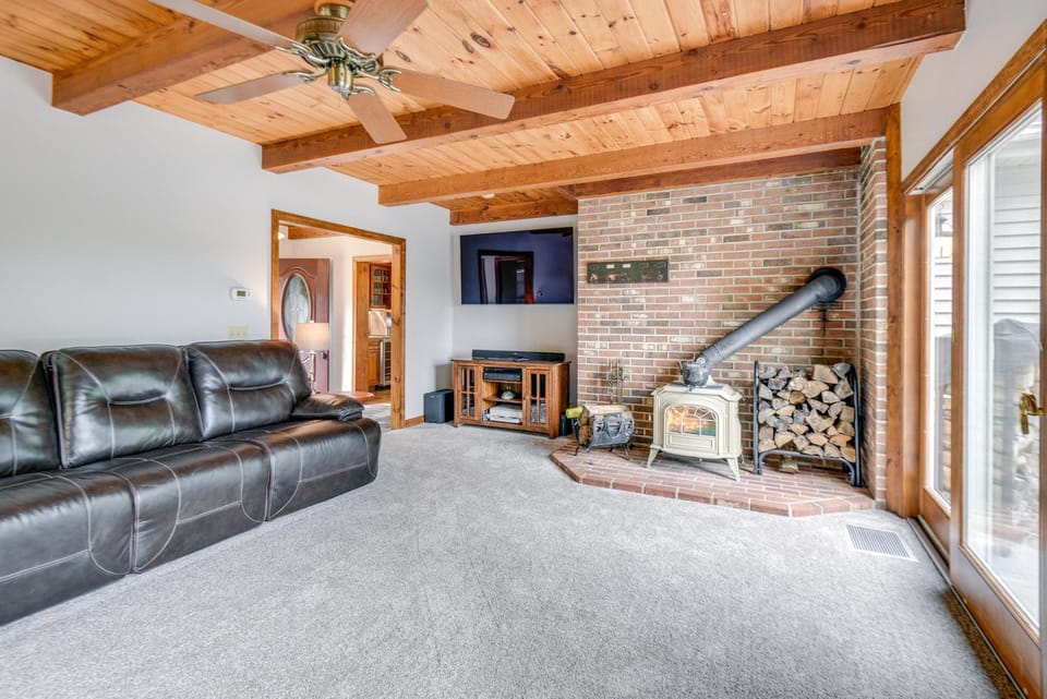 Milton Hidden Gem w/ Pool, Hot Tub & Fireplace! House in Acton