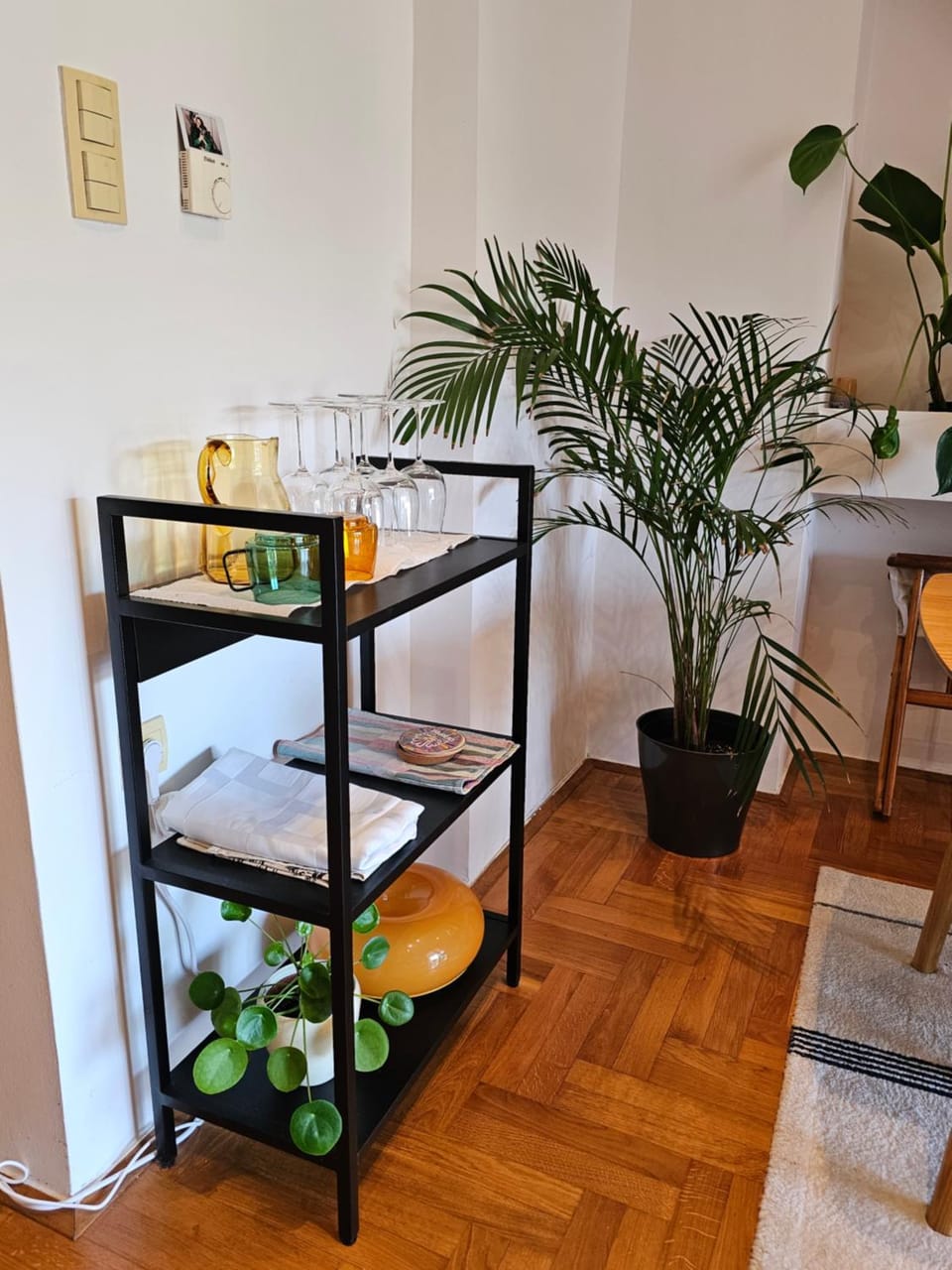 Food and drinks, Seating area, Dining area, Food