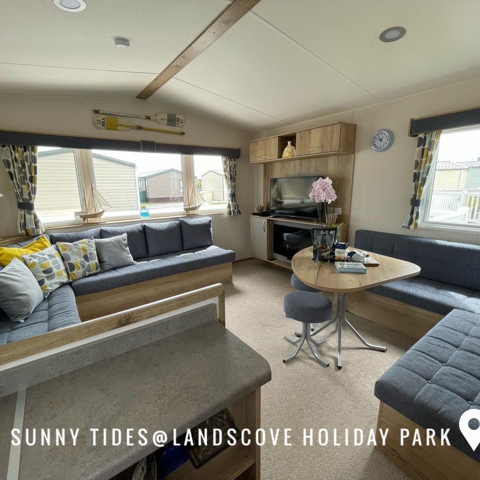 Communal lounge/ TV room, TV and multimedia, Living room, Seating area