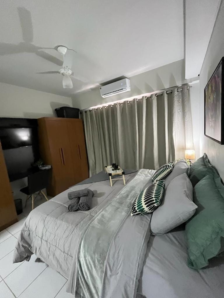 Bed, TV and multimedia, Photo of the whole room, Bedroom, fireplace, towels