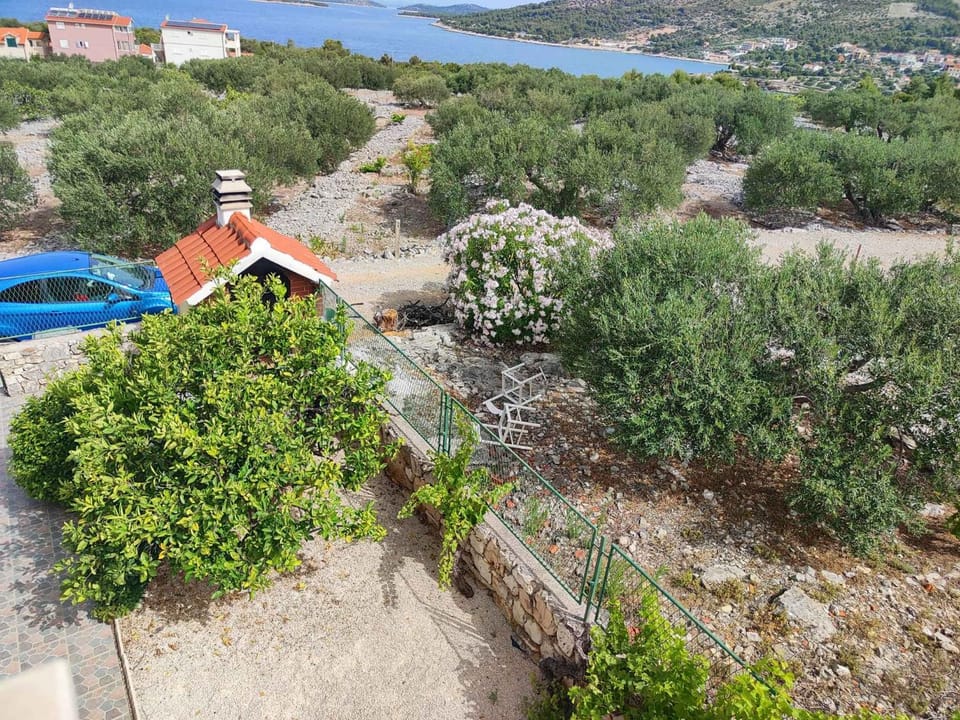 Nearby landmark, Summer, BBQ facilities
