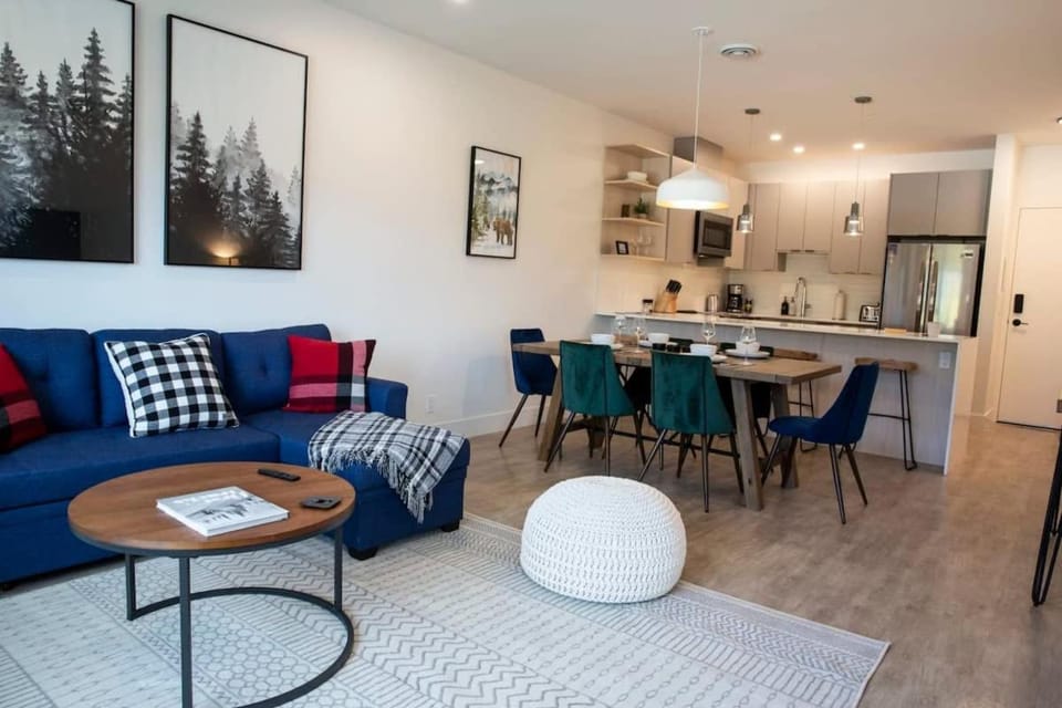 Domino Condo - Bunk Bed & Hot Tub House in Revelstoke