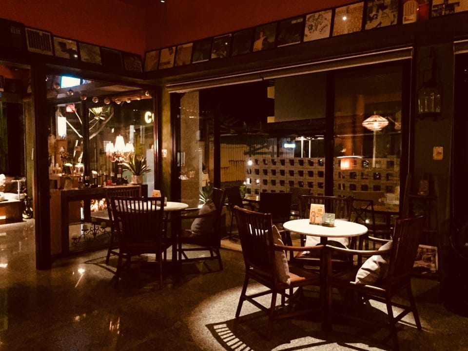 Restaurant/places to eat, Lounge or bar
