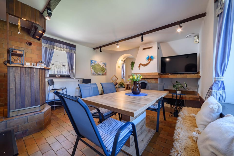 Communal lounge/ TV room, TV and multimedia, Seating area, fireplace