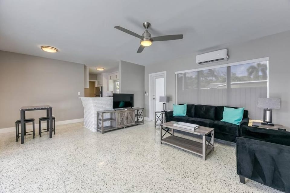 Sunshine Manors 2017-3 Apartment in Wilton Manors