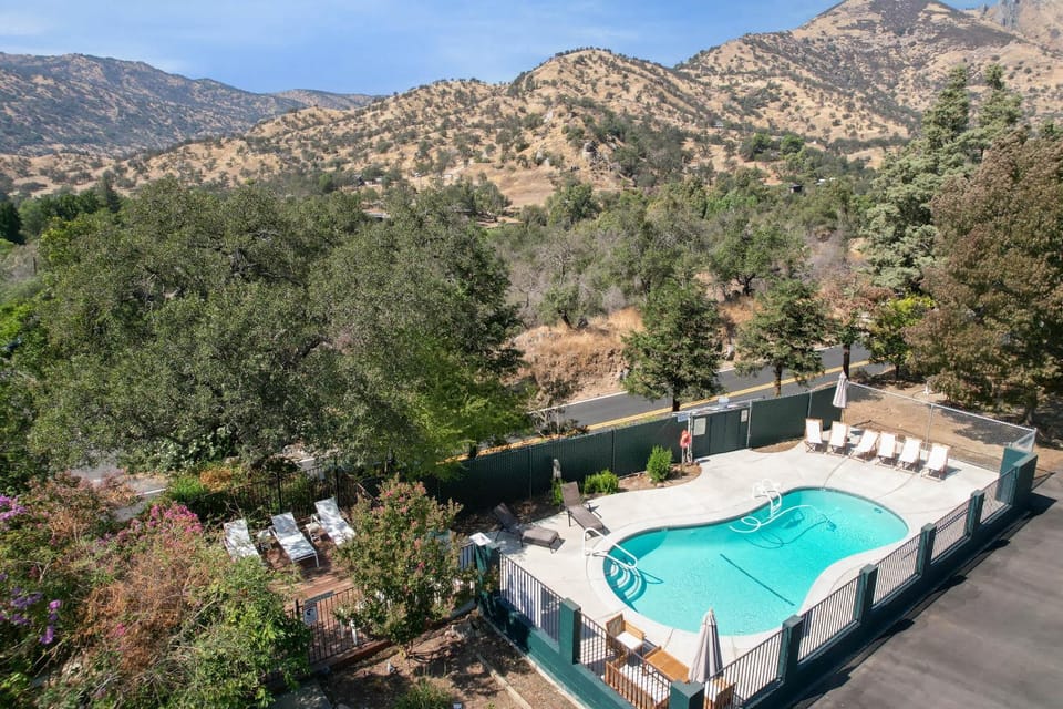 The Moro | Sequoia Motel RM3 House in Three Rivers