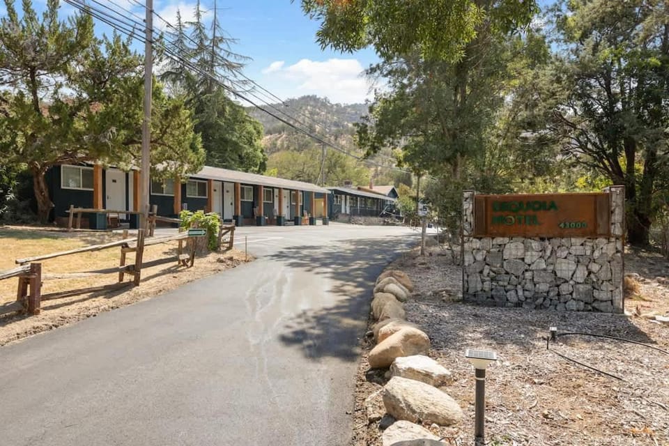 The Belle Sequoia Motel RM9 Apartment in Three Rivers