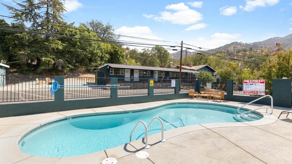 The Tokopah Sequoia Motel RM 1 House in Three Rivers