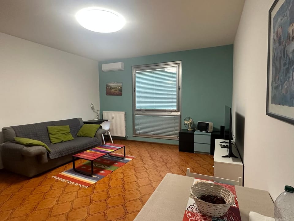TV and multimedia, Kitchen or kitchenette, Living room, Seating area