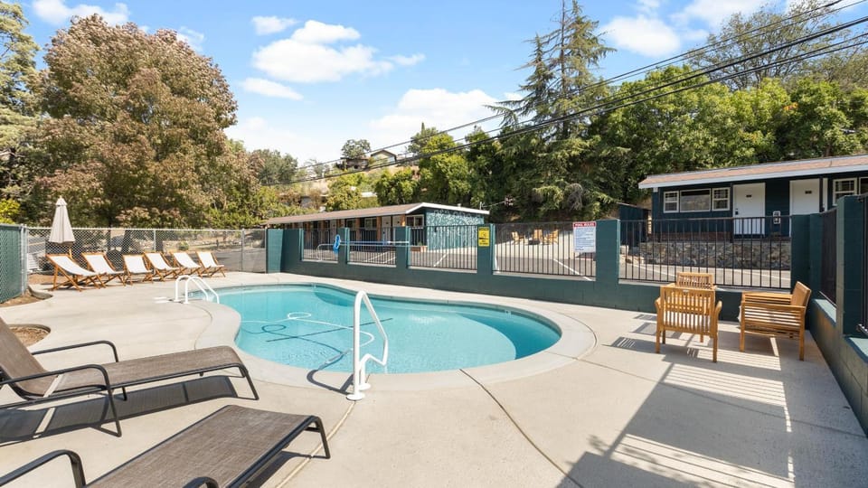 The Whitney- Sequoia Motel RM7 House in Three Rivers