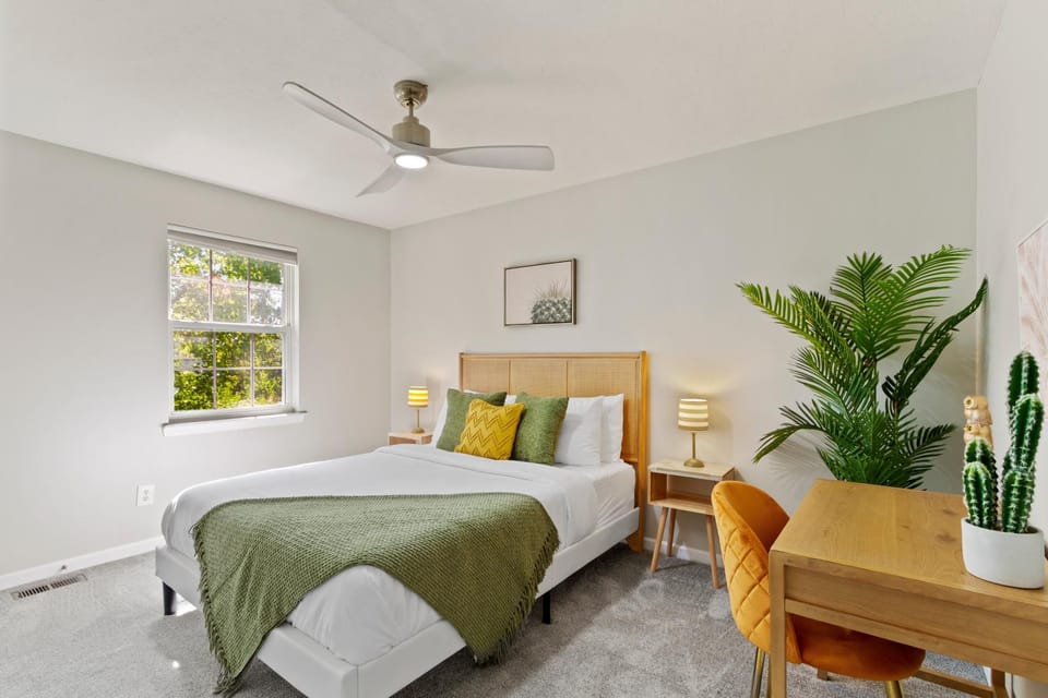 Bed, Photo of the whole room, Bedroom