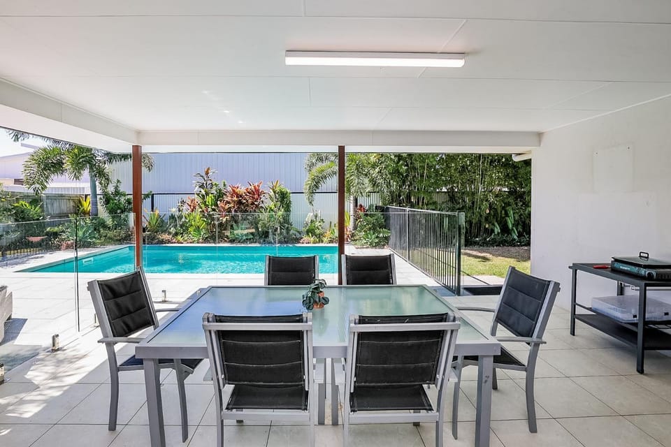 Patio, Dining area, Swimming pool