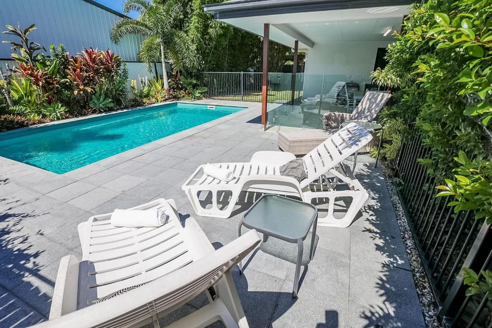Garden, Swimming pool, sunbed