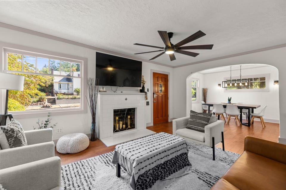 Timeless Historic Home near Downtown with HOT TUB House in Vancouver