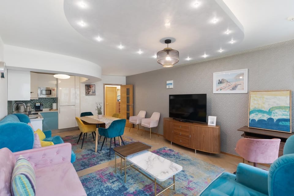 Communal lounge/ TV room, TV and multimedia, Kitchen or kitchenette, Living room, Seating area, Dining area, Evening entertainment