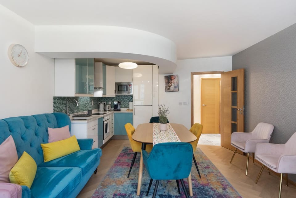 Kitchen or kitchenette, Living room, Seating area, Dining area, minibar, oven, pet friendly, stove
